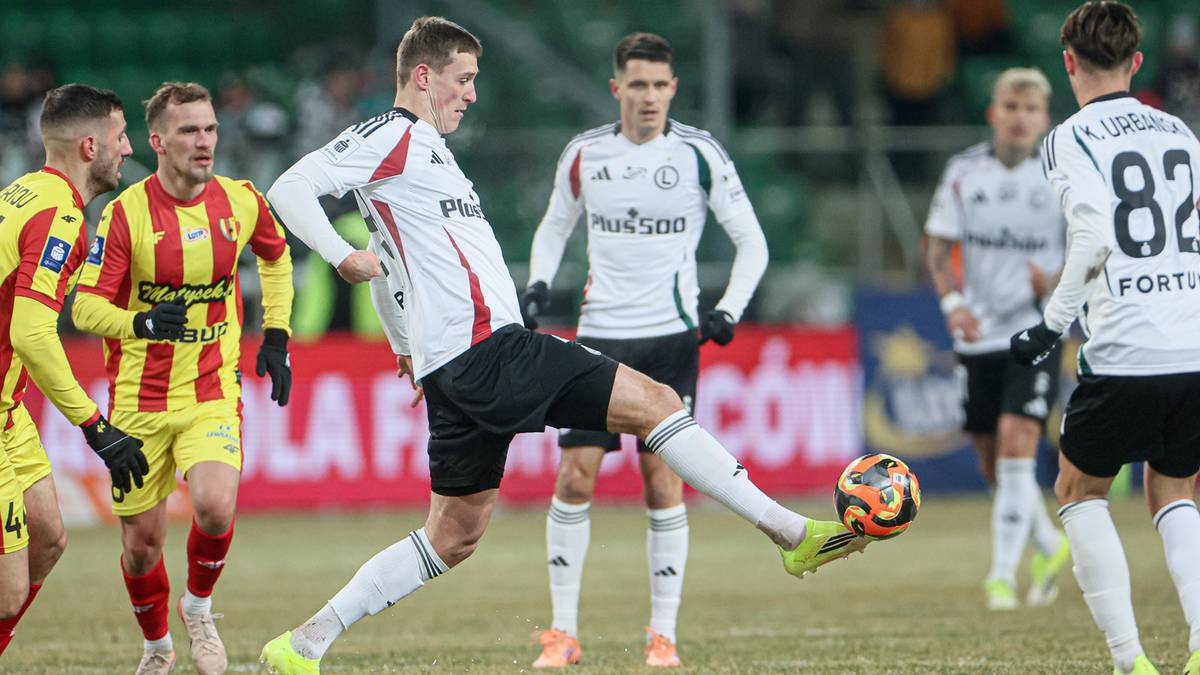 Piłkarz Legii Warszawa w akcji podczas meczu na boisku.
