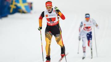 Zawodniczka bieg&oacute;w narciarskich w ż&oacute;łto-czarnym stroju z numerem 3 na piersi, biegnie po śniegu z kijkami narciarskimi.