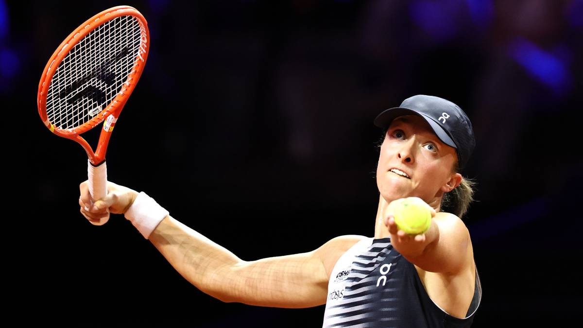 Tenisistka Iga Świątek w akcji, prezentująca rakietę i piłkę tenisową.