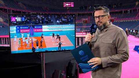 Jakub Bednaruk podczas analizy meczu siatk&oacute;wki PGE Projekt Warszawa - Asseco Resovia Rzesz&oacute;w.