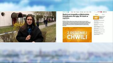 Dziennikarka relacjonuje wydarzenie obok artykułu prasowego o rodzinnej tragedii w Wołominie.