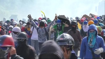 Koktajlami Mołotowa i kamieniami w policję. Zaostrzają się protesty w Wenezueli, rośnie liczba ofiar