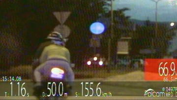 Motocyklista pędził przez miasto z prędkością 155 km/godz. Wiózł pasażerkę. Zatrzymał go pościg