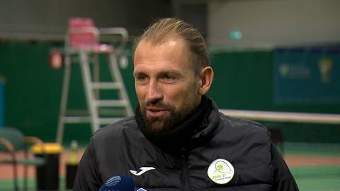 Łukasz Kubot, polski tenisista, w czarnej kurtce zimowej, opowiada podczas wywiadu.