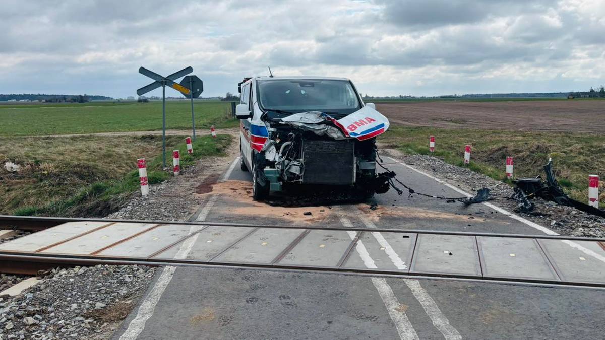Uszkodzony ambulans po zderzeniu z szynobusem na przejeździe kolejowym.