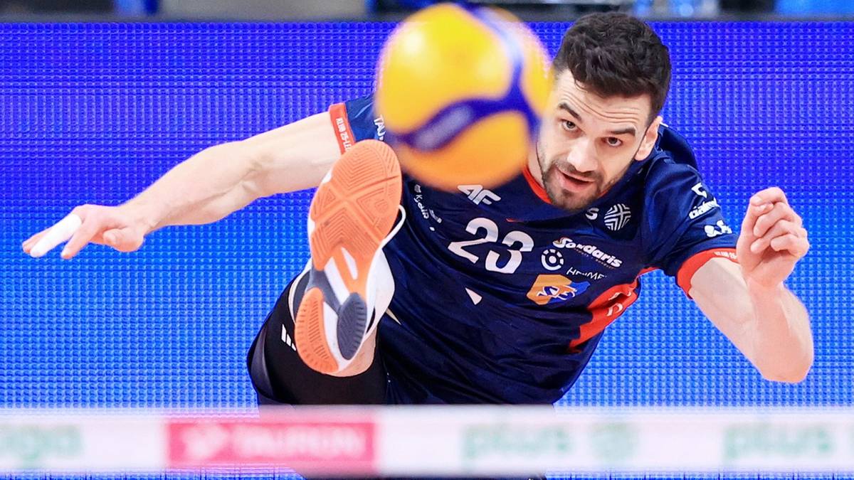 Siatkarz Aluron CMC Warta Zawiercie wykonuje zagranie w polu serwisowym podczas meczu z ZAKSĄ Kędzierzyn-Koźle.