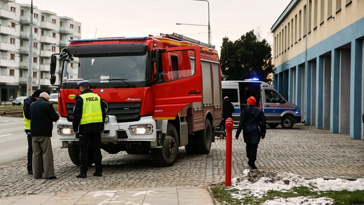 Wjeżdżał wozem strażackim do garażu. Śmiertelnie potrącił kobietę