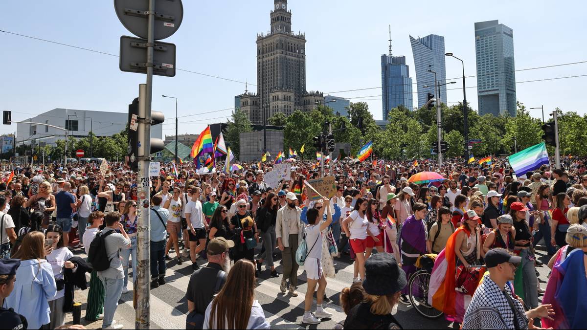 Parada Równości przeszła przez Warszawę. Policja mówi o kilku incydentach