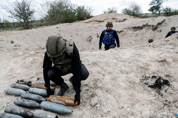 Saperzy podczas przygotowań do detonacji niewybuchów w okolicach Borodzianki w obwodzie kijowskim