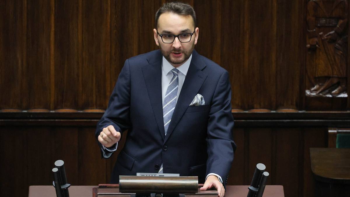 Paramilitarne bojówki na polskich ulicach. Piotr Kowal ostrzega w Sejmie