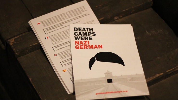 Mobilny billboard "Death Camps Were Nazi German" w Berlinie