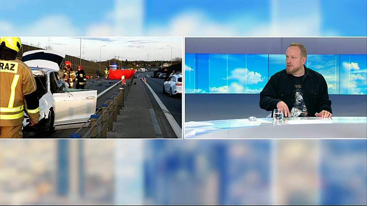 Fragment drogi z widocznymi służbami ratowniczymi i pojazdami, a obok studio telewizyjne z mężczyzną siedzącym za stołem.