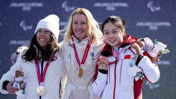 Trzy zawodniczki podczas ceremonii wręczenia medali na Zimowych Igrzyskach Paraolimpijskich.