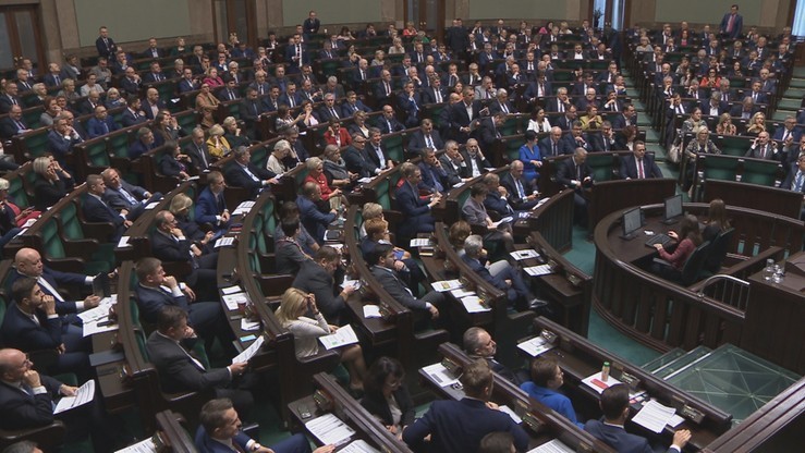 CBOS: PiS dystansuje PO. Pięć ugrupowań w Sejmie, Nowoczesna poza parlamentem