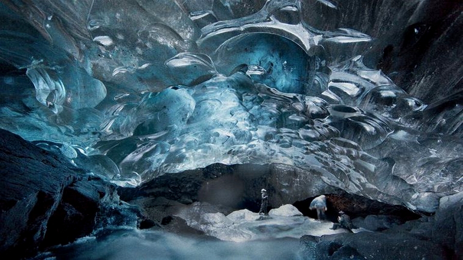 Jaskinia Kryształowa na Islandii, z której wydobywa się smród siarki. Fot. mbl.is / RAX.