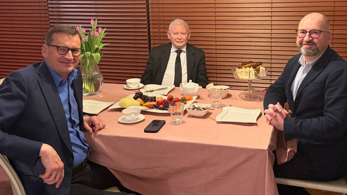 Wymowne zdjęcie ze spotkania Kaczyńskiego z Morawieckim. "Kto się lubi, ten się czubi"