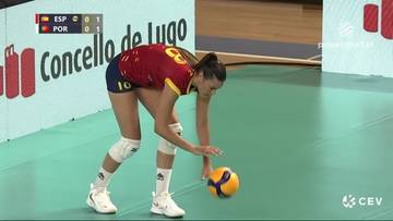 Siatkarka reprezentacji Hiszpanii z piłką przy podłodze podczas meczu z Portugalią.