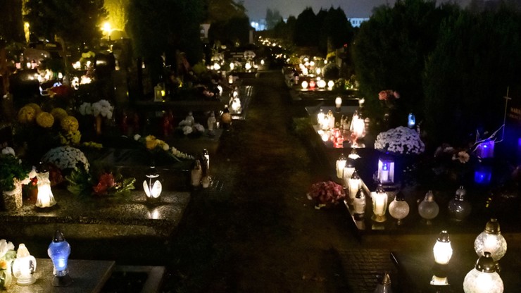 Łódź. Kilkanaście osób uwięzionych na cmentarzu. Nie zdążyły wyjść przed zamknięciem bramy