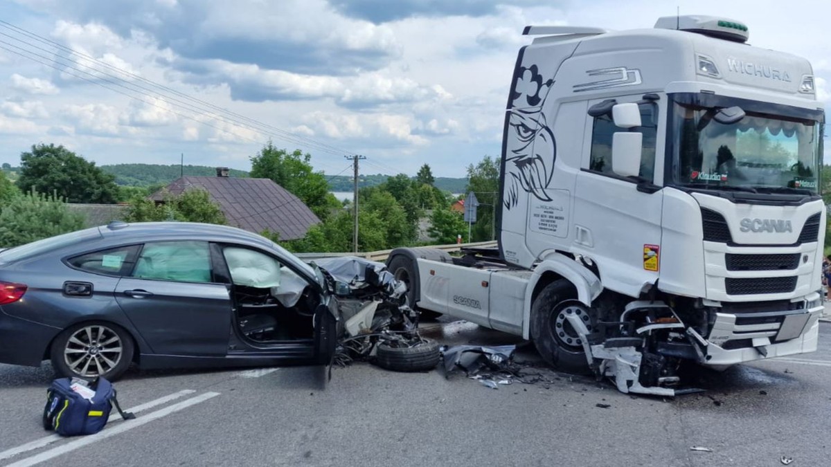 Styków. Nieoznakowany radiowóz zderzył się z samochodem ciężarowym. Trzy osoby trafiły do szpitala