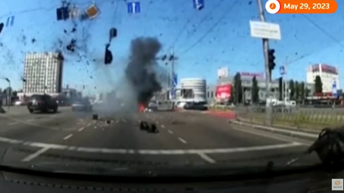 Wojna na Ukrainie. Atak rakietowy na Kijów. Nagranie z kamerki samochodowej