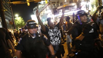 Nie ustają zamieszki w Charlotte. 4 policjantów rannych