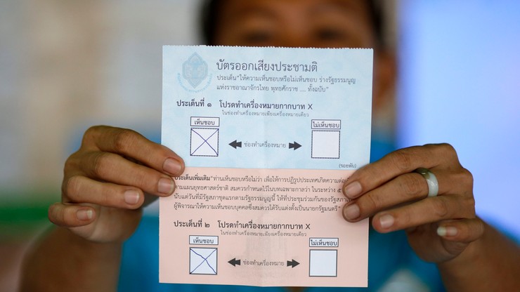Tajlandczycy poparli w referendum projekt nowej konstytucji