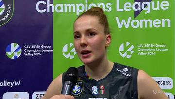 Portret Isabelle Haak, siatkarki w czarnym stroju sportowym, trzymającej mikrofon w dłoni i udzielającej wywiadu. W tle widoczny jest zielony baner z napisem "Champions League Women".