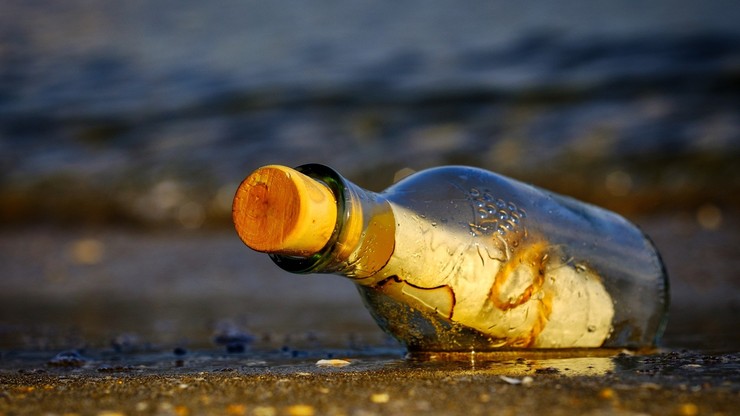 Portugalia. Nastolatek znalazł butelkę z listem wrzuconą do Atlantyku w USA w 2018 r.
