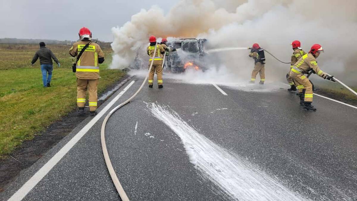 Wypadek w Kujawsko-Pomorskiem, auto stanęło w płomieniach. Dwie osoby zginęły