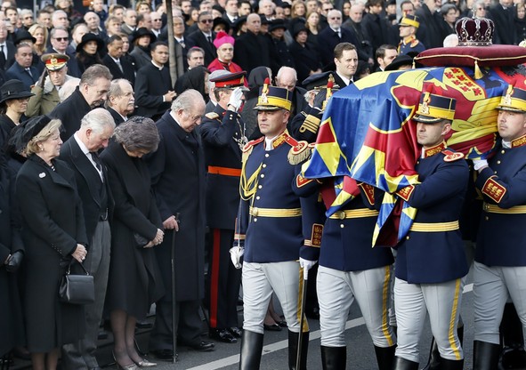 Pogrzeb króla Rumunii. Trumna na lawecie i koronowane głowy z całej Europy