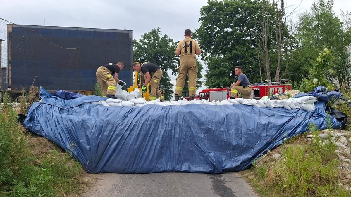 "Słuchaj poleceń służb". Alert RCB dla dziewięciu województw