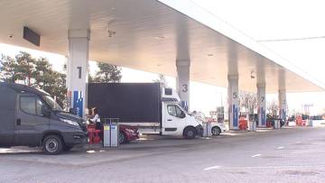 Ropa tanieje, ale na stacjach wciąż drogo. Ile płacimy za paliwo?