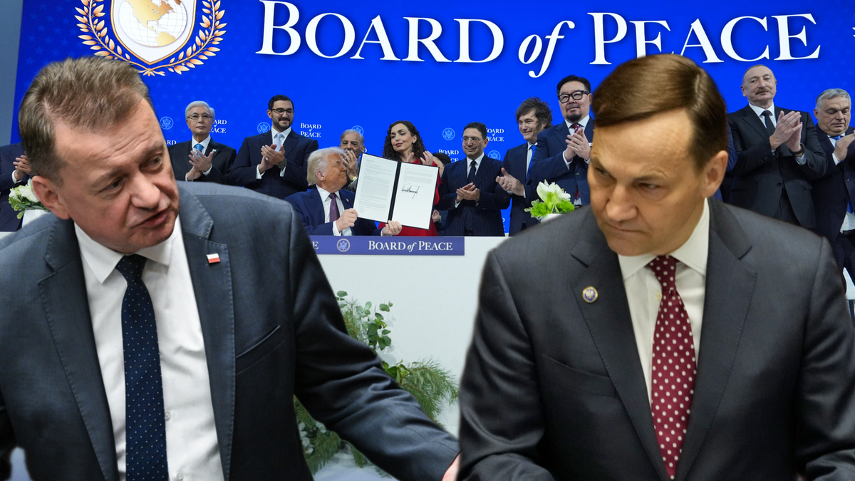 Dw&oacute;ch mężczyzn w garniturach stoi na pierwszym planie, z tablicą "BOARD of PEACE" w tle.