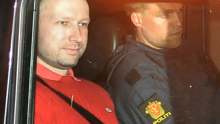"Kontrole osobiste nago, budzenie w nocy, częste skuwanie kajdankami". Breivik zaskarży Norwegię do Strasburga