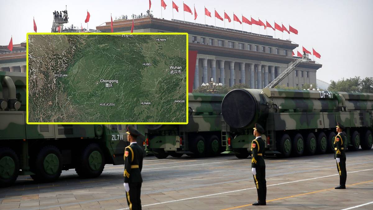 Fragment parady wojskowej w Chinach z zaznaczonym zdjęciem satelitarnym wskazującym na rozwój infrastruktury.