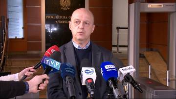 Mężczyzna udziela wywiadu przed mikrofonami z logo TVP, Polsat News i innych medi&oacute;w.