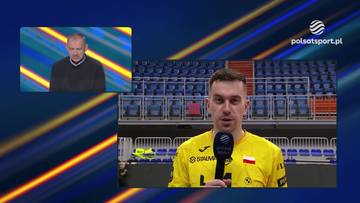 Siatkarz w żółtej koszulce z polskim godłem trzyma mikrofon i mówi do kamery. W małym okienku widać trenera.