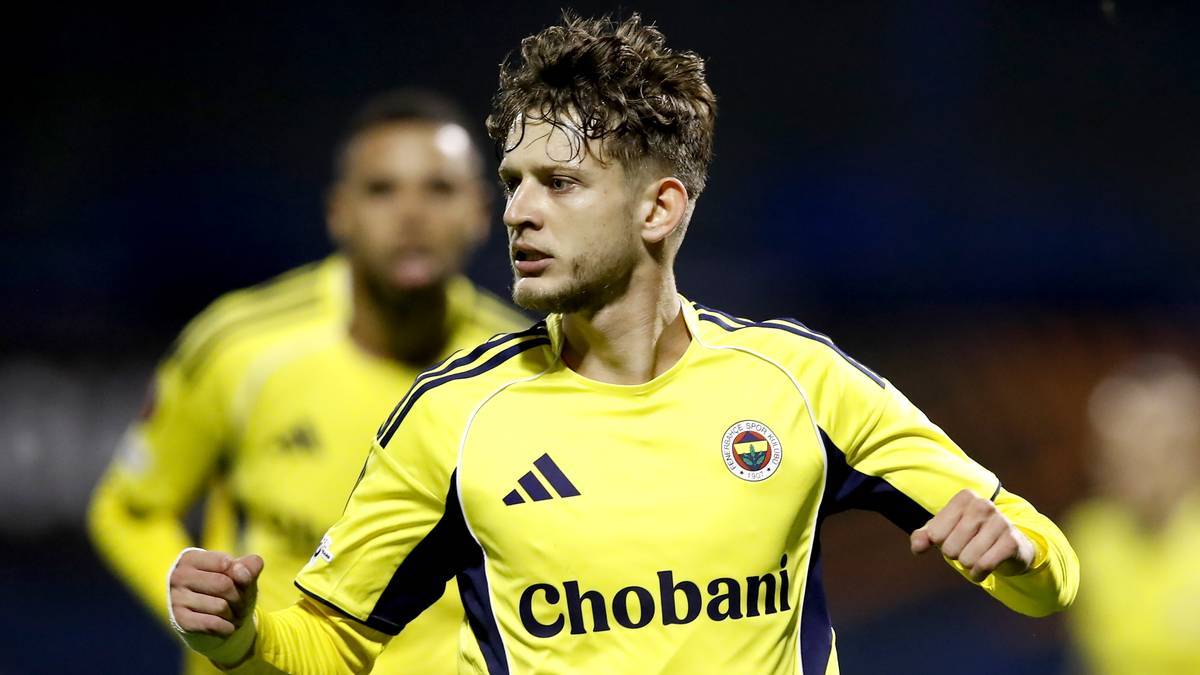 Piłkarz Fenerbahce Sebastian Szymański na boisku.