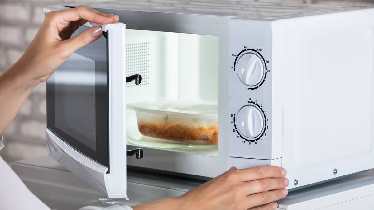 Dr Xiangweia Li radzi unikać podgrzewania żywności w plastikowych pojemnikach