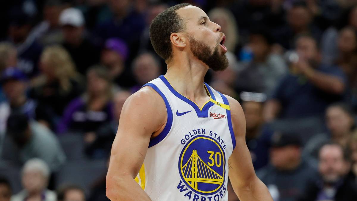 Stephen Curry w koszulce Golden State Warriors z uniesioną głową i otwartymi ustami