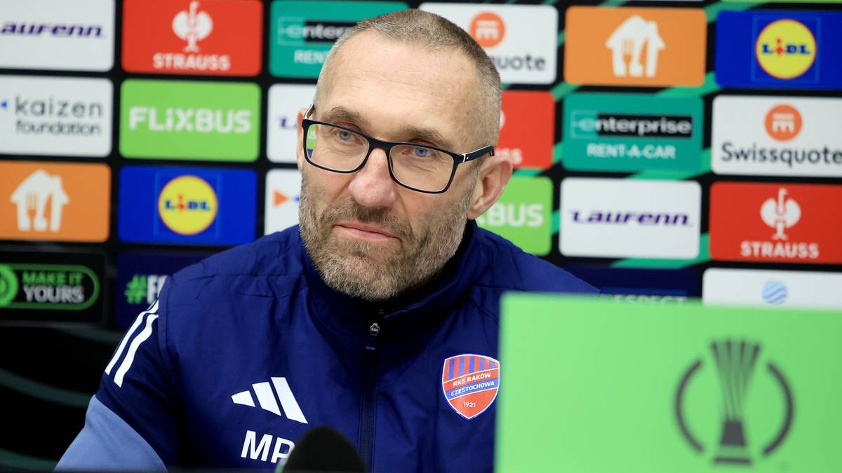 Trener Rakowa Częstochowa podczas konferencji prasowej.