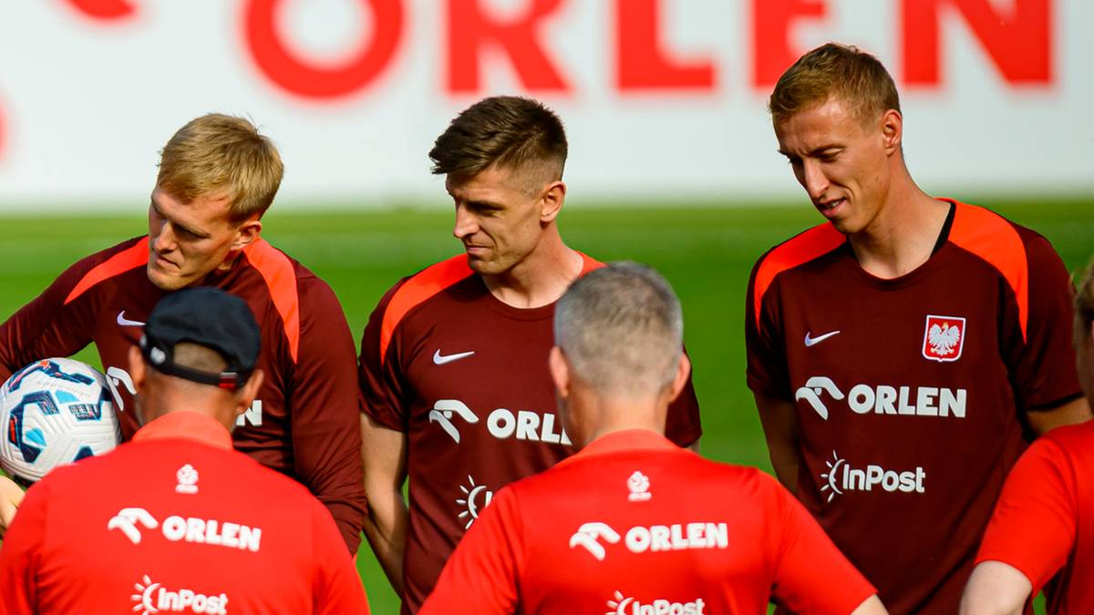 Czterech piłkarzy w czerwonych strojach treningowych z logo Orlen i napisem InPost.
Jeden z piłkarzy trzyma w ręce piłkę.