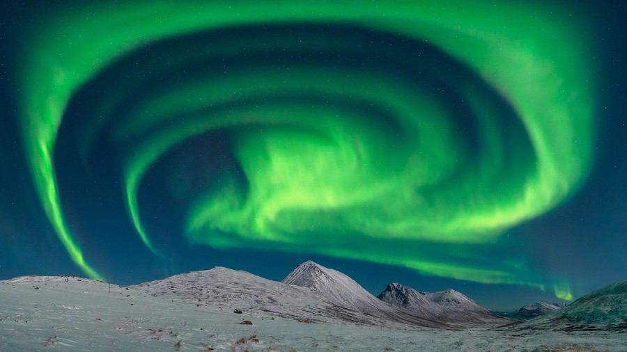 Zielona, spiralna zorza polarna nad Tromso w Norwegii. Fot. Instagram / Marek Rybar.