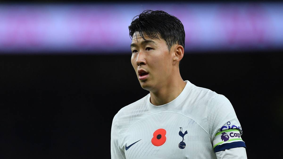 Portret piłkarza Son Heung-mina w białej koszulce Tottenham Hotspur.