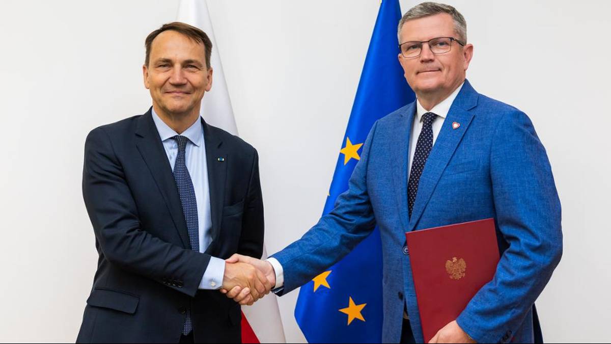 Zmiany w MSZ. Sikorski wręczył nominację nowemu sekretarzowi