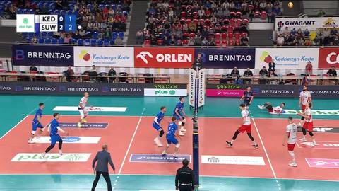 Mecz siatkówki ZAKSA Kędzierzyn-Koźle - MKS Ślepsk Malow Suwałki. Widok z góry na boisko, gracze w akcji, kibice na trybunach.