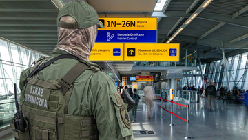 Paradowała tak na Okęciu. Nie wpuszczono jej do samolotu