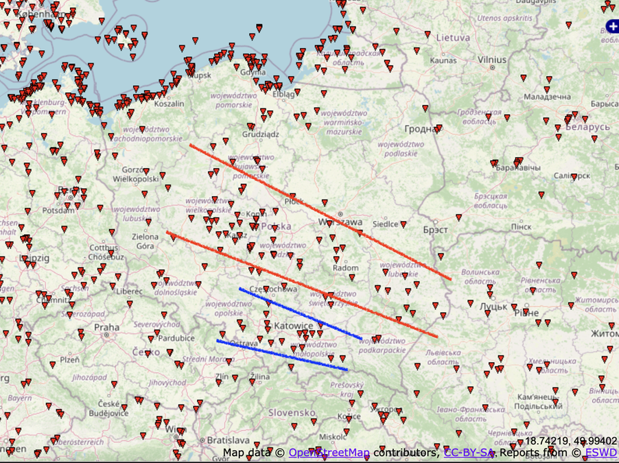 Na czerwono zaznaczona ścieżka tornad łącząca Wielkopolskę, ziemię łódzką, Mazowsze i Lubelszczyznę. Na niebiesko mniejsza ścieżka, ciągnąca się od Opolszczyzny, przez Górny Śląsk po Małopolskę. Fot. ESWD, oznaczenia własne