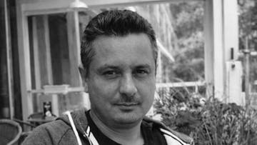 Portret mężczyzny w średnim wieku, związanego z tenisem stołowym