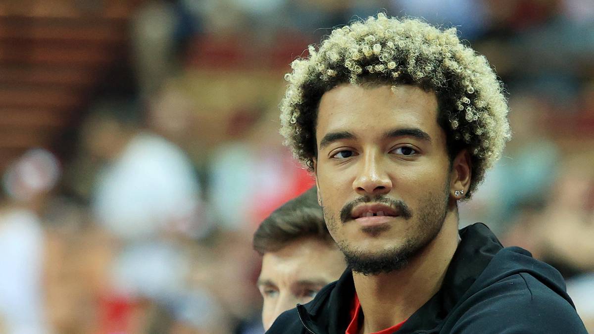 Koszykarz Jeremy Sochan trzymający piłkę do koszykówki.